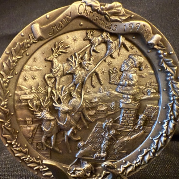 1997 Fort Christmas Pewter Plate with Pewter Stand - Picture 2 of 6